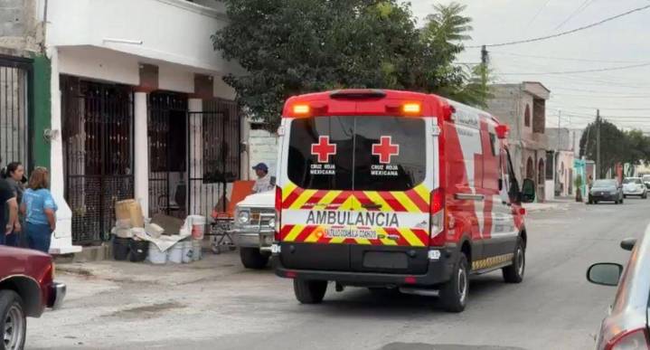 Cae trabajador desde andamio de 2 metros y sufre herida en la cabeza; lo trasladan a hospital de Saltillo