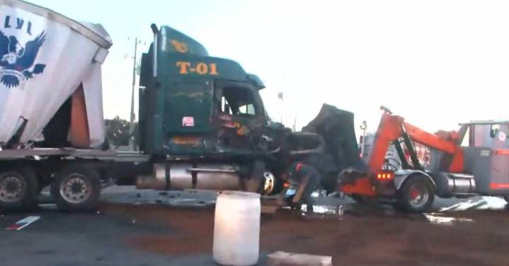 Tráileres chocan y desatan caos en Bulevar Miguel de la Madrid