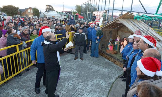 Arbol navideño se iluminó como una esmeralda en el barrio Prat