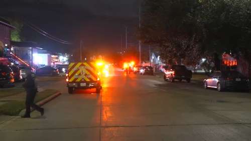 1 dead, 2 injured in shooting at SW Houston apartment parking lot, HPD says