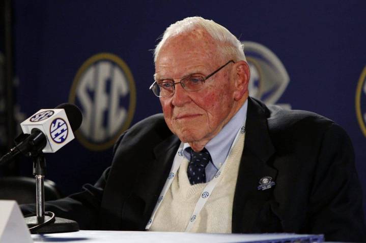 Roy Kramer, former commissioner who sparked SEC's rise to top of college sports, dies at 96