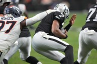 Deadspin | Raiders QB Geno Smith (shoulder) exits vs. Broncos