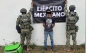 Persiguen a repartidor de comida y lo detienen con armamento y droga, en Culiacán
