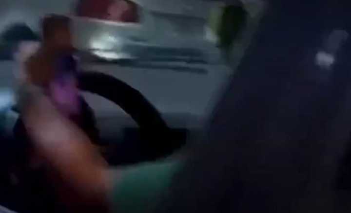 Jugaba al Candy Crash mientras manejaba y fue escrachado en redes sociales