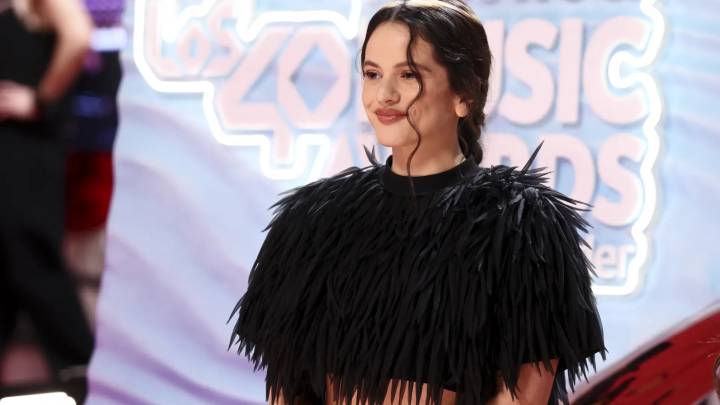 Una ciruela, un libro de Mariana Enriquez, maquillaje de Kylie Jenner... Rosalía enseña lo que lleva en su bolso