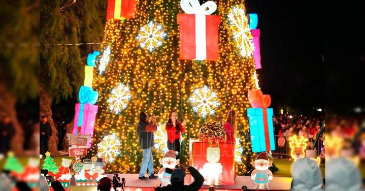 Nuevo Laredo vive una noche de luz y unión con el encendido del pino navideño