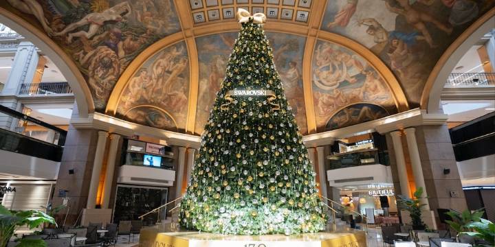 Un centro comercial porteño inaugura la temporada navideña con una impactante puesta que atrae a visitantes