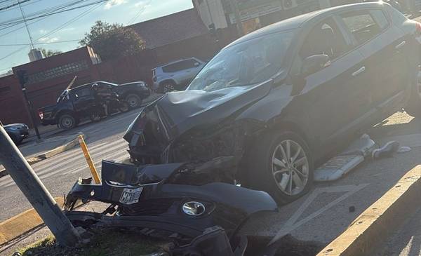 Impactante choque en La Plata: se infartó, perdió el control y chocó contra un poste