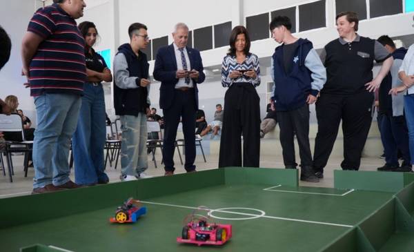Autoridades de la ONU destacaron el desarrollo de la robótica inclusiva en Chubut tras recorrer la Escuela 506 de Trelew