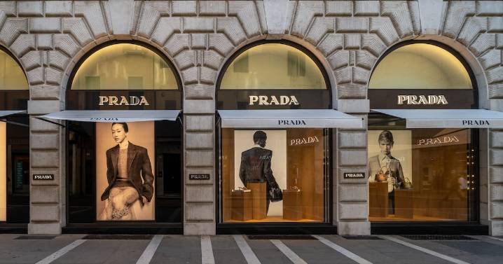 Prada concretó la compra de Versace y buscará competir mano a mano con Louis Vuitton