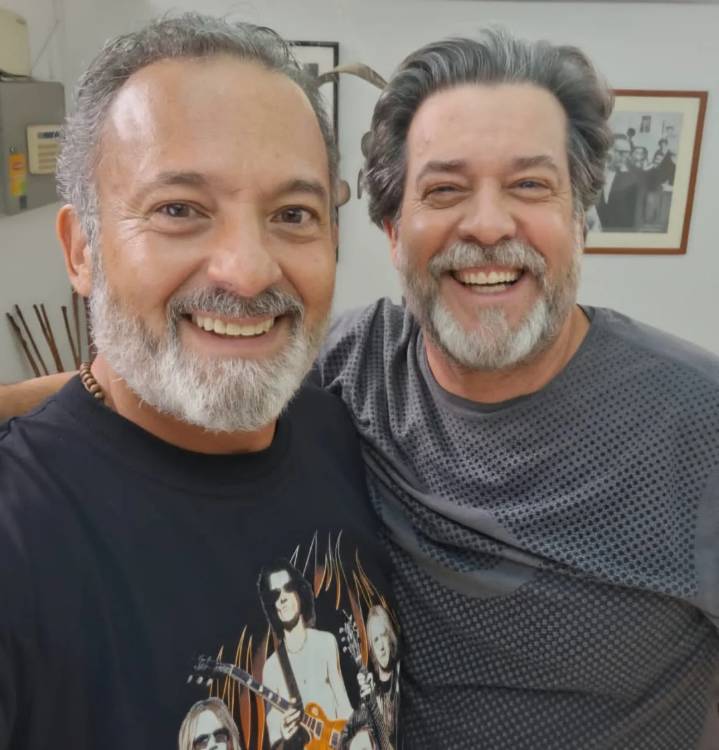 ¡Reencuentro Épico! Miguel De León y Henry Soto Juntos Nuevamente en el Escenario.