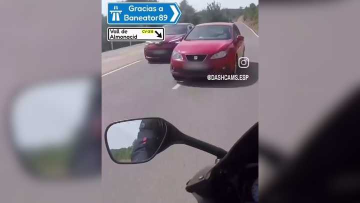 Un motorista se topa con una escena inesperada en plena curva y las redes arden debatiendo quién tiene la culpa: "Que haya gente diciendo esto es para hacérselo mirar"