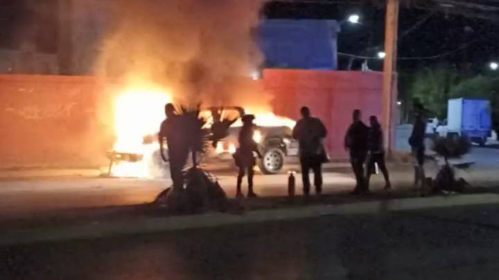 Camioneta se incendia al circular por la Saltillo 2000; vecinos trataron de apagar llamas