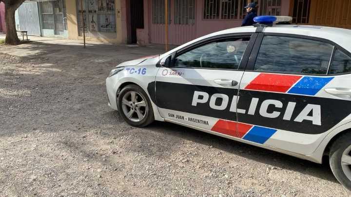 Tres ladrones golpearon y le robaron miles de dólares a una jubilada