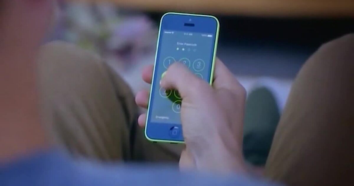 Having a smartphone before age 12 carries health risks, study shows