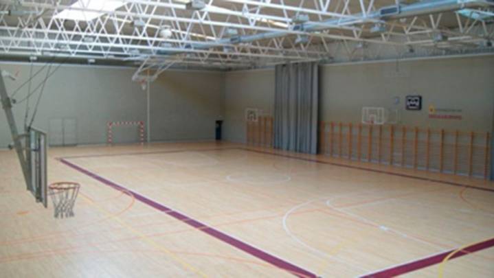 100.000 euros servirán para cambiar el parqué del pabellón de San Esteban