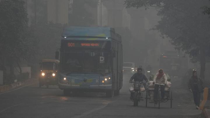 Delhiites face breathing issues, eye irritation as toxic smog blankets city