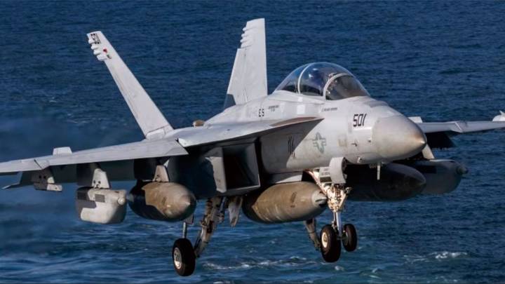 Cazabombarderos de Estados Unidos ingresaron al espacio aéreo de Venezuela y desataron…