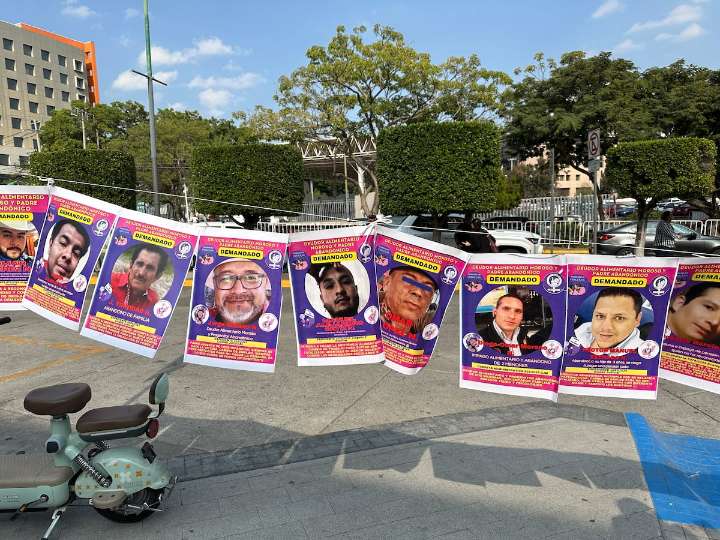 Tendedero de deudores alimentarios aparece en el arranque de la FIL Guadalajara