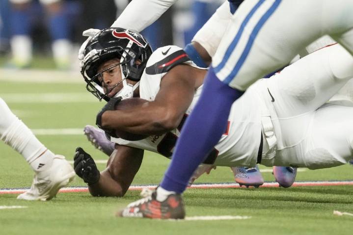 Deadspin | Texans' Nick Chubb, Chiefs' Trent McDuffie, Wanya Morris exit with injuries