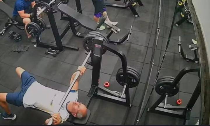 Un hombre murió en el gimnasio cuando hacía pecho y se le cayó la barra