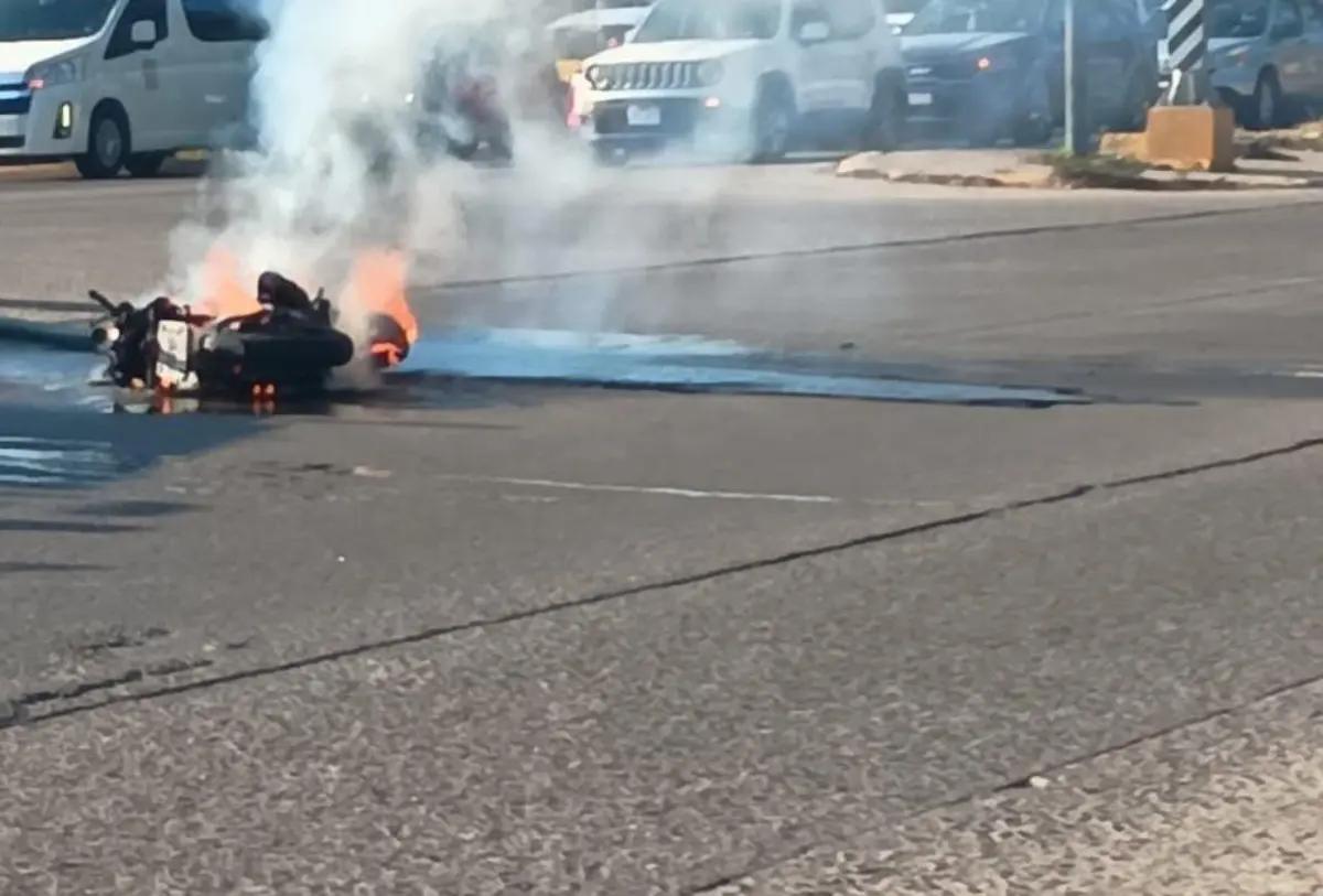 Motocicleta se incendia frente a la 41 Zona Militar; bomberos controlan la emergencia