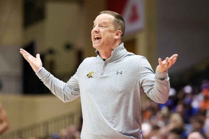 Deadspin | Wichita State looks to make 'tough plays' against DePaul