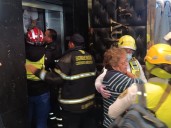 Rescatan a 13 personas de elevador de tienda departamental en CDMX