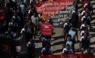 Padres y normalistas de Ayotzinapa marchan en Chilpancingo; acusan impunidad por asesinatos y la desaparición de los 43