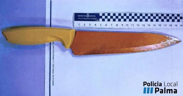 Le echan de un bar y vuelve con un cuchillo de 20 centímetros