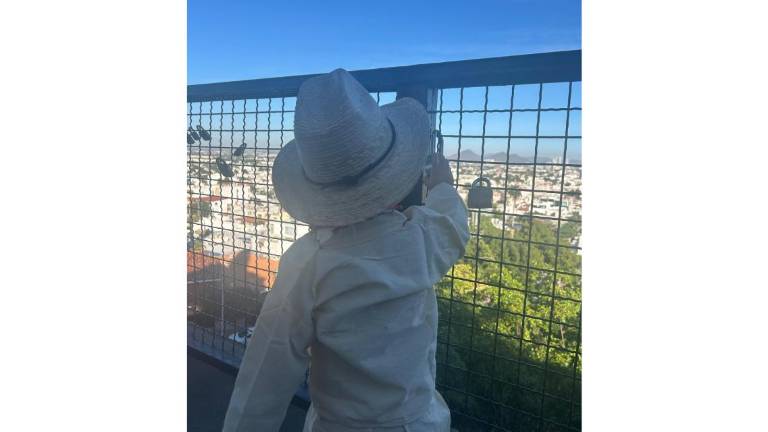 Arturito, un niño de Culiacán, cumple una manda de salud