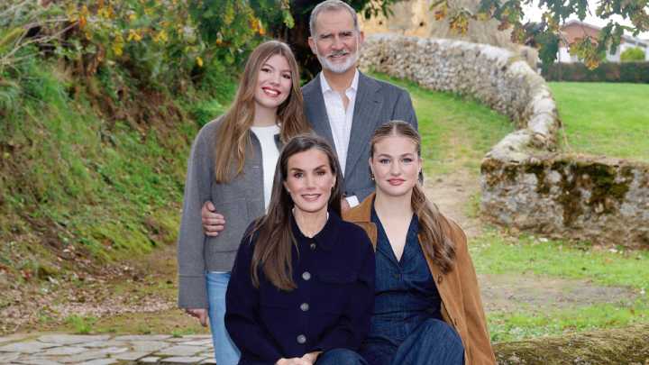La princesa Leonor y la infanta Sofía se unen a los reyes de España en la felicitación navideña de 2025