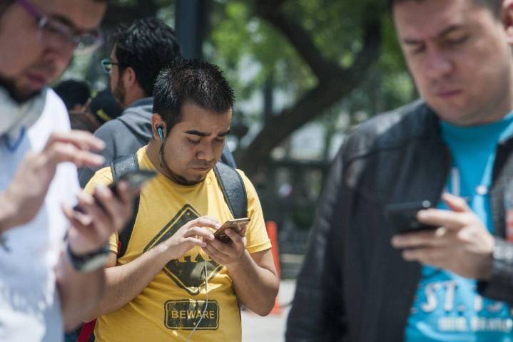 Boom de smartphones de lujo: mexicanos abandonan gama baja por equipos con IA