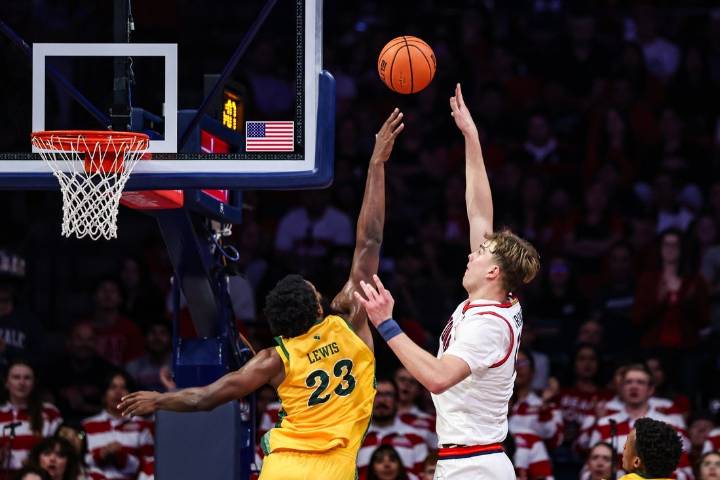 Deadspin | Motiejus Krivas ties career high as No. 2 Arizona overwhelms Norfolk State