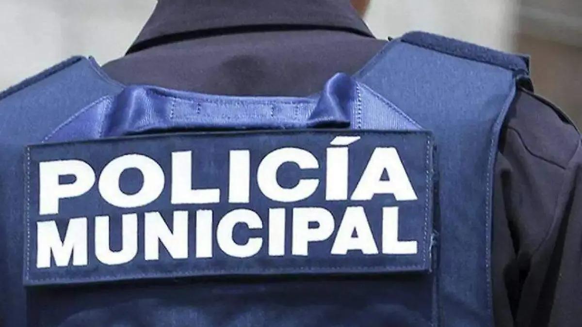 Acusan a policía municipal de Puebla de llevarse a punta de pistola a esposa e hijo en Tecola