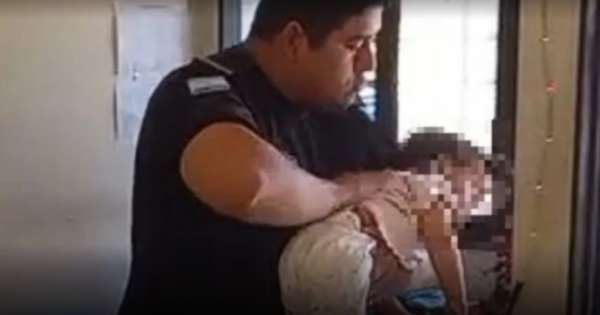 "¡Auxilio, se ahoga mi bebé!": policía norteño rescató a una beba de 15 meses