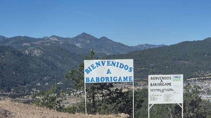 Hombres armados vigilan brechas hacia Baborigame; cerca de donde estuvo la presidenta de México