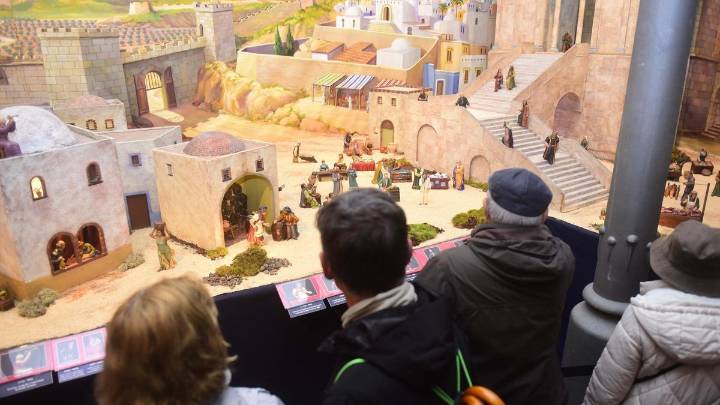 La visita al Belén, una tradición ineludible de la Navidad en A Coruña