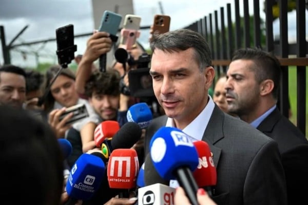 Reafirma hijo de Bolsonaro candidatura presidencial