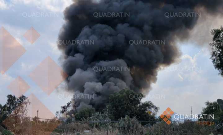 Incendio en Mineral de la Reforma consume neumáticos