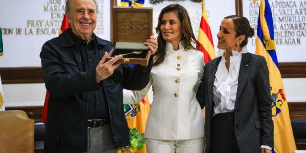 Entregan llaves de la ciudad de Guadalajara a Joan Manuel Serrat por trayectoria