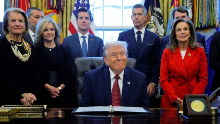 Trump anuncia plan para rescindir las normas de eficiencia de combustible para vehículos promulgadas por Biden