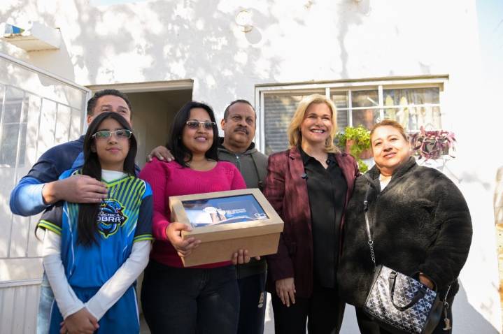 Maru Campos entrega vivienda a familia juarense en situación de vulnerabilidad