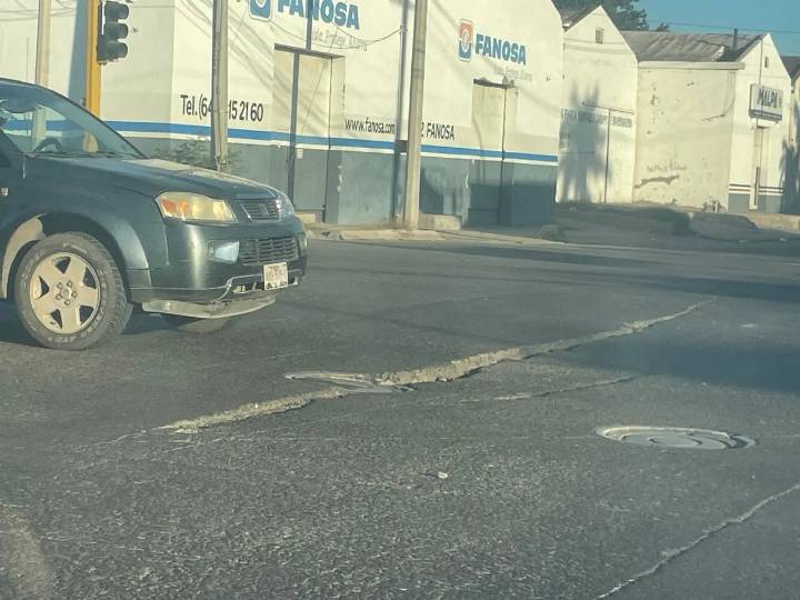 Se levantan losas de asfalto en la calle 200 de Cajeme