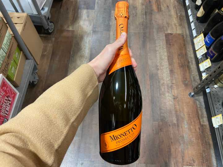 A sommelier recommends 5 of the best sparkling wines under $30 that taste more expensive than they are