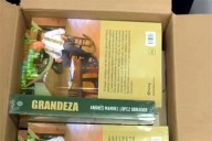 Regala Adán cajas con libros de AMLO a senadores