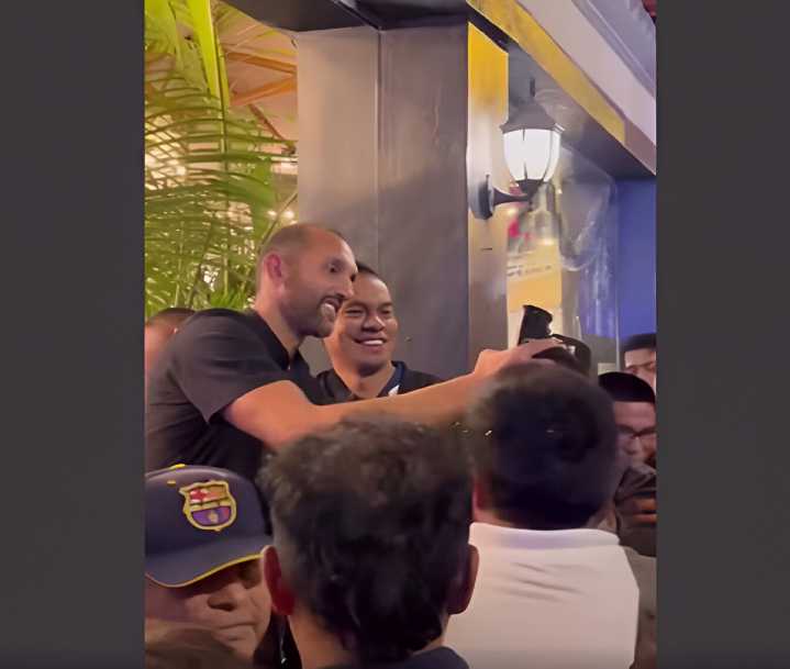 Hinchas de Alianza Lima rinden emotivo homenaje a Hernán Barcos tras su salida del club