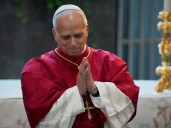 El Papa en el Líbano: rezo en la tumba de un famoso santo, lluvia de arroz y la ovación de miles de personas