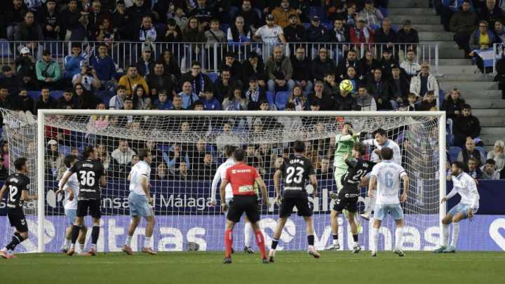 El Málaga se queja del penalti que le señaló Cid Camacho en el descuento