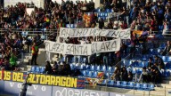 La afición del Huesca apoya en El Alcoraz a los vecinos desalojados de plaza Santa Clara